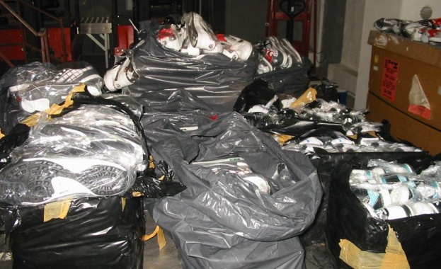 Задържаха фалшиви маратонки и парфюми на Капитан Андреево 