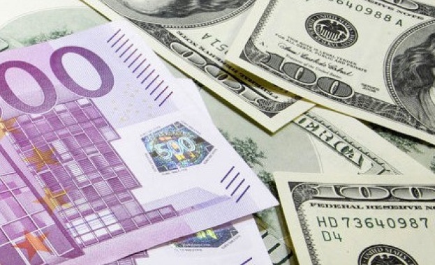 Официалният курс на еврото и долара спрямо рублата падна