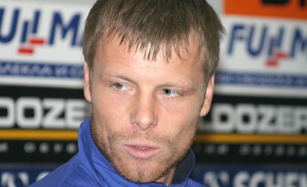 Топчо поема Левски, Батков остави футболистите без заплати