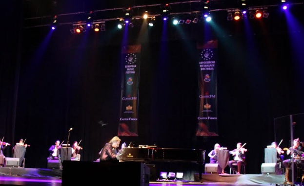 Ричард Клайдерман свири с Оркестъра на Класик ФМ в старата столица 