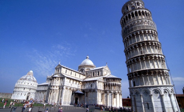 Наклонената кула в Пиза се изправя