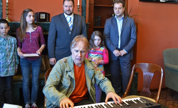 Клайдерман свири пред деца във Велико Търново