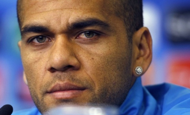 Барса продава Дани Алвеш през 2015-а