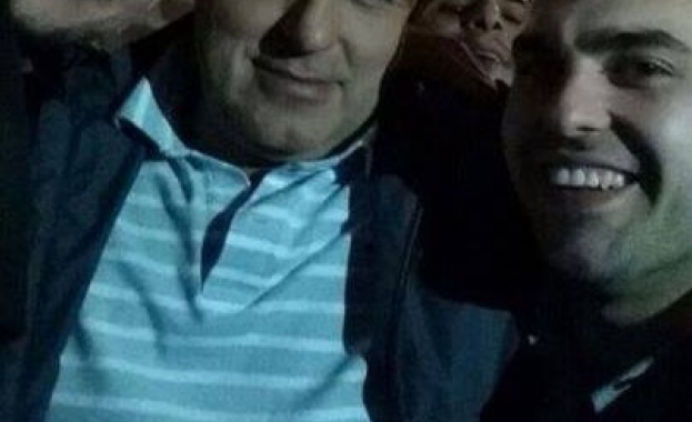 Борисов купонясва с млади гербери 