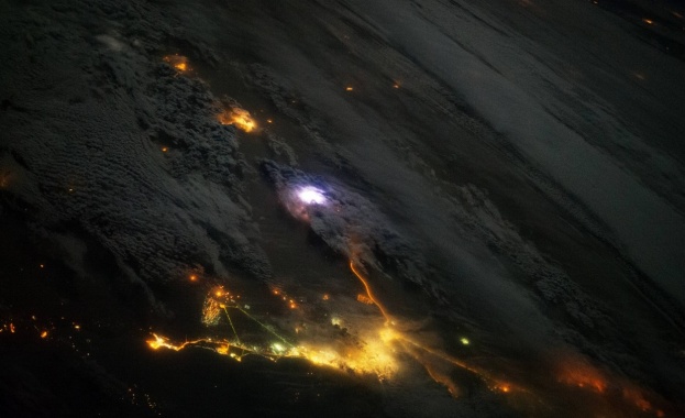 Зашеметяваща снимка показва как изглеждат светкавиците от Космоса 