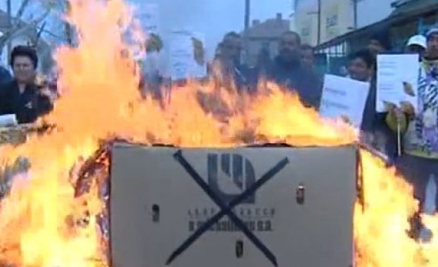 Тютюнопроизводители на протест, подкрепени от футболни фенове 