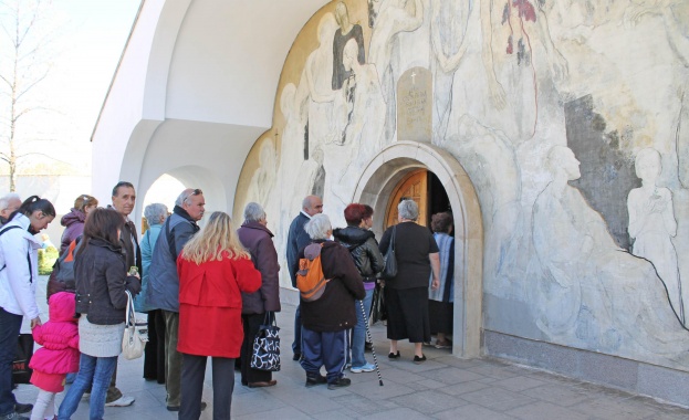 Стотици в храма на Ванга за Атанасовден по стар стил