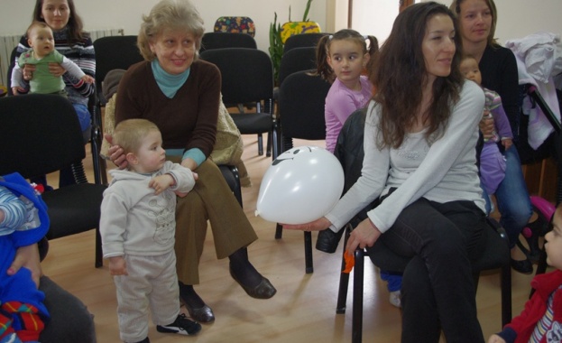 Бебета слушаха класика в плевенската библиотека