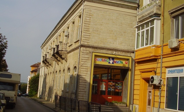 Кукленият театър в Русе с пиеса, забранена за деца под 12 години