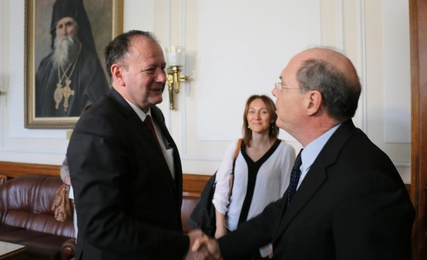 Миков: БНТ и БНР са необходими на свободното слово в България