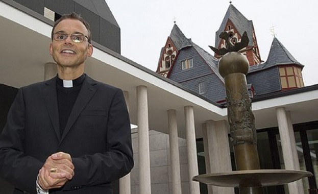 Папа Франциск отстрани "разкошния епископ"