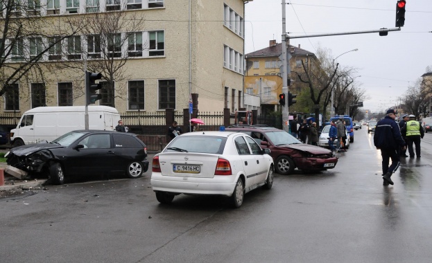 Катастрофирала кола помете жена с деца в София /снимки/
