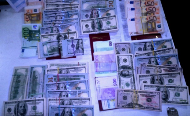 Нелегално пренасяна валута на стойност около 430 хил. лв. заловиха митничарите на Дунав мост