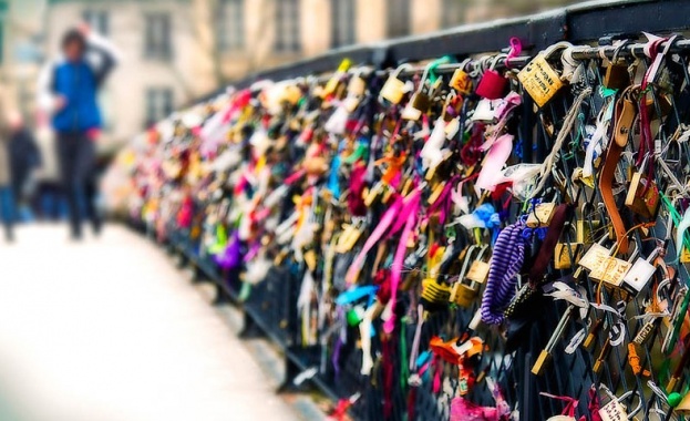 Махат катинарите от Моста на изкуствата над Сена?