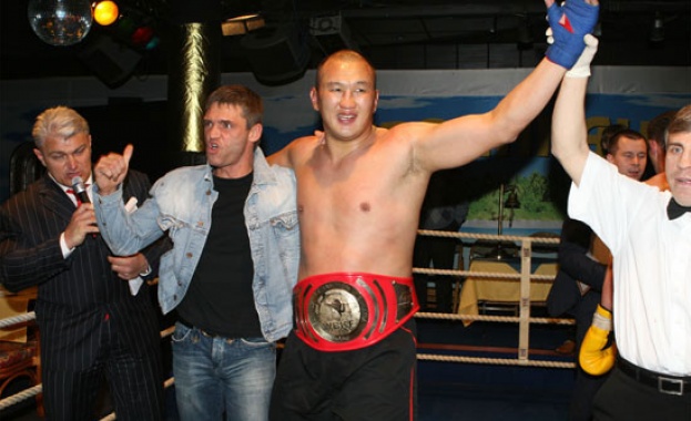 Кола-бомба уби на място кикбоксьор