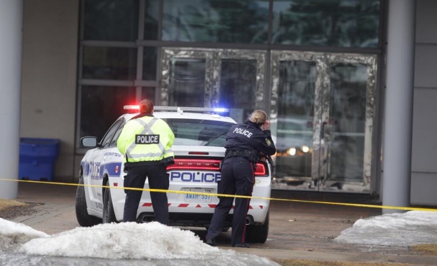 Стрелба и убит в съд в Канада