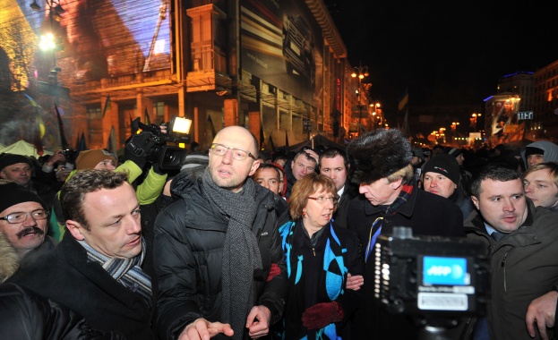 Аштън: Осъждам строго натиска на „Десен сектор“