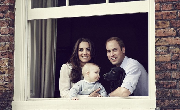 Принц Джордж позира за Празника на майките