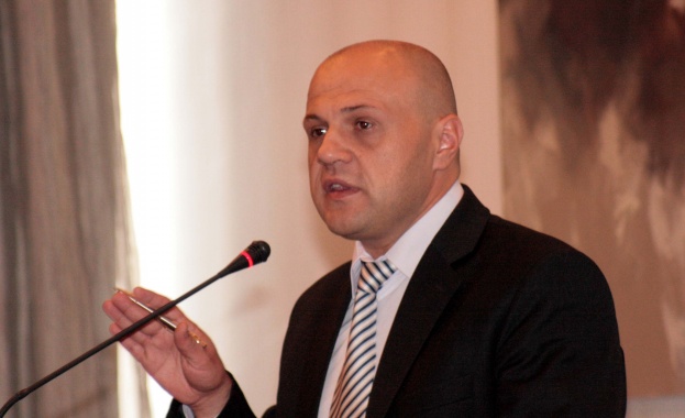 Томислав Дончев: Предизборна кампания не се прави със записи в тефтерчета 