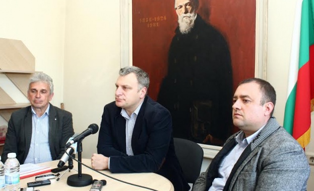 Курумбашев се надява Първанов да отправи поне толкова критики към Борисов, колкото към Станишев