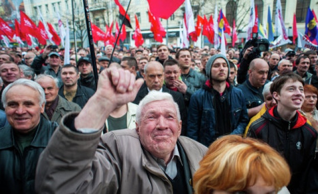 В Източна Украйна не спират митингите 