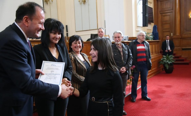 В парламента Михаил Миков награди 13 талантливи деца 