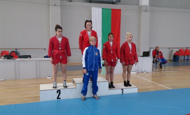 Виолета Генчева спечели златния медал на Държавния личен шампионат по самбо за девойки 