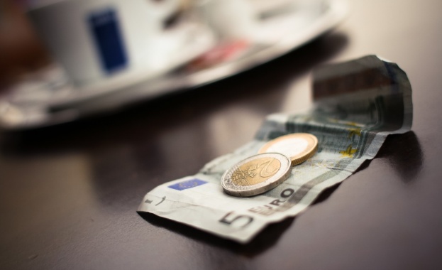 Българите работят за 1,7 евро на час
