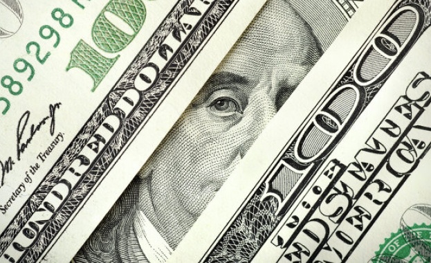 Доларът падна под 35 рубли за първи път от 14 февруари