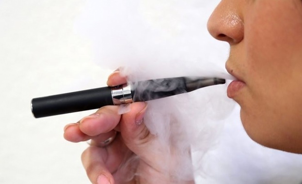САЩ обмисля забрана на ароматизираните електронни цигари