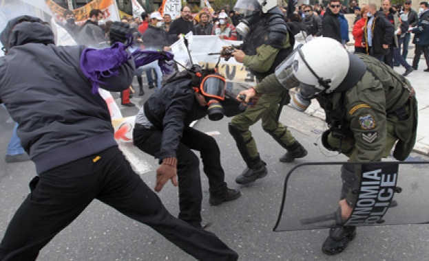 Сблъсъци между протестиращите и полицията в Атина 