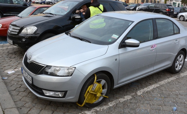 Депутатски коли пак се окичиха със скоби пред Народното събрание