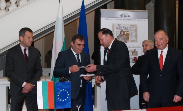 Миков и Папазов валидираха пощенска марка, посветена на Учредителното събрание и на Търновската конституция