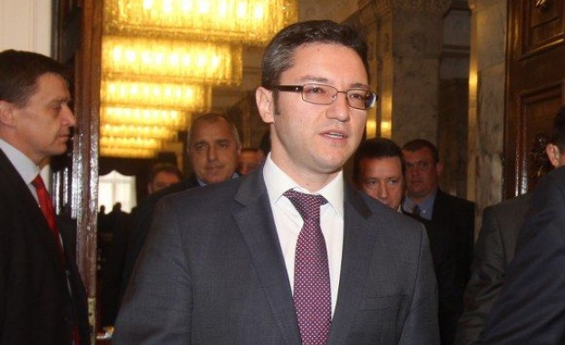 Вигенин: Решението за закупуване на нов тип изтребители не трябва да се отлага