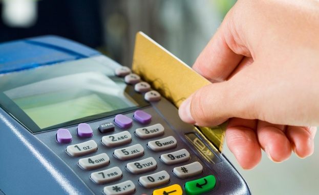 Падат таксите при плащане с дебитни и кредитни карти в рамките на ЕС