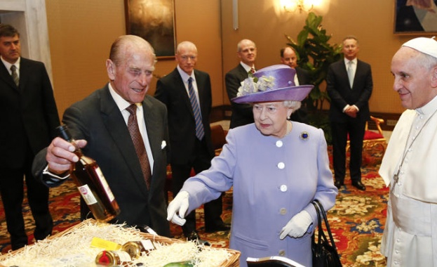 Кралица Елизабет и папата си размениха подаръци