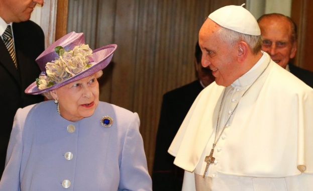 С военни почести посрещнаха кралица Елизабет в Рим