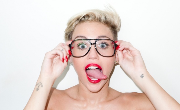 Майли Сайръс се срина на сцената /видео/