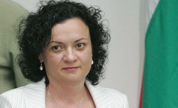 Министър Василева: Няма внесено инвестиционно предложение за втора кабинкова линия в Банско