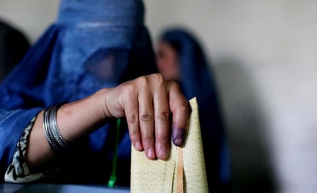 Афганистан избира президент. 200 000 военни охраняват секциите