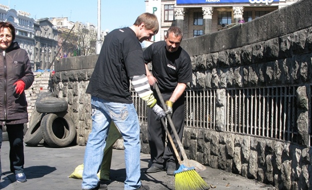 Разчистват центъра на Киев, но барикадите остават