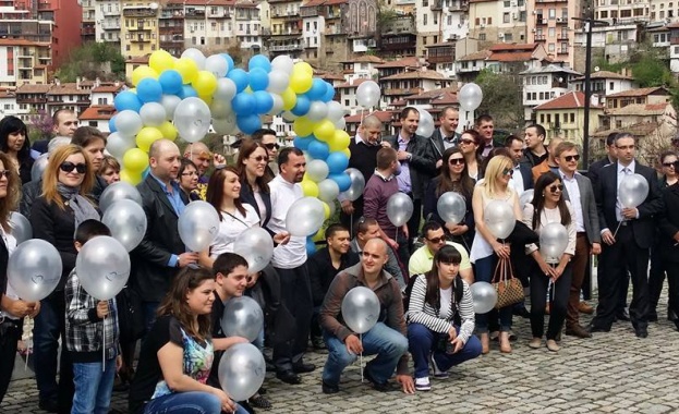 Младежи от ГЕРБ заключиха чувствата си на Стамболовия мост в Търново