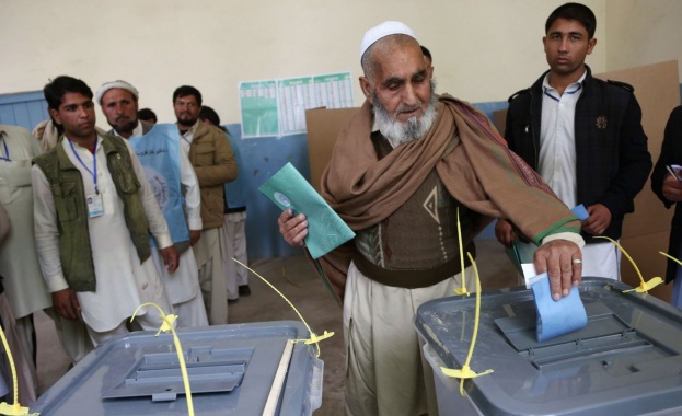 Бомба взриви камион с бюлетини в Афганистан 