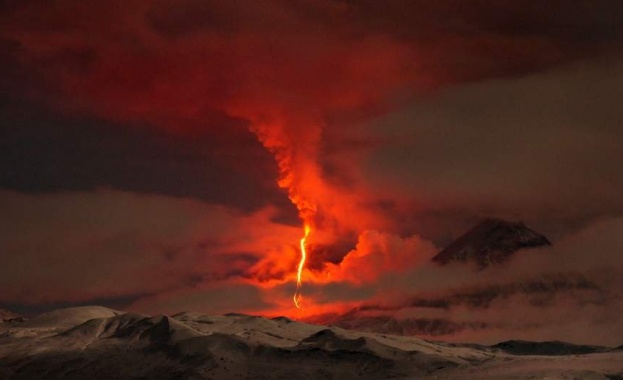 Вулканът Шивелуч на Камчатка избълва стълб от пепел