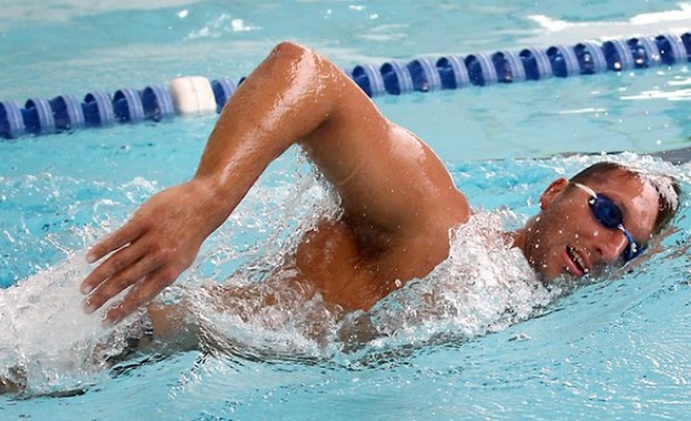 Легенда в плуването губи ръката си?