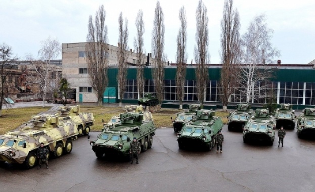 В Луганск пристигнаха БТРи