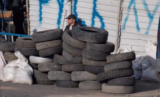 Луганск укрепва барикадите