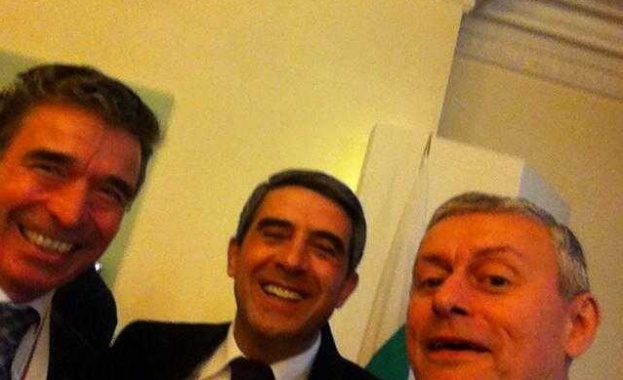 Плевнелиев, Паси и Расмусен със "селфи" в президентството