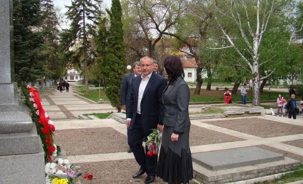 Станишев: Борисов упорито бяга от дебат, поканата ми все още е в сила