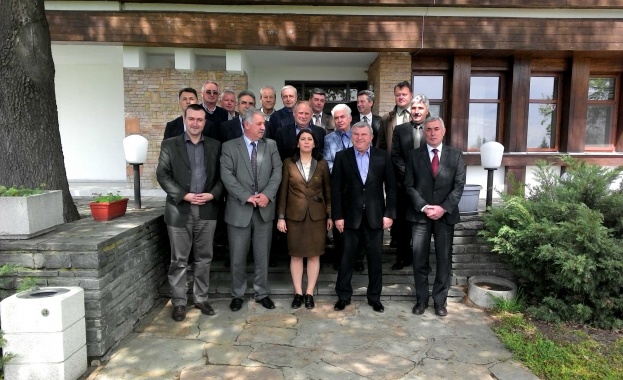 Министър Димитър Греков се срещна с ветерани от системата на горите